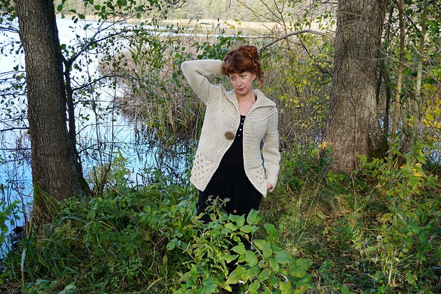 kardigany damskie Wełniany kardigan ecru, kawa z mlekiem, ze skórzaną broszką