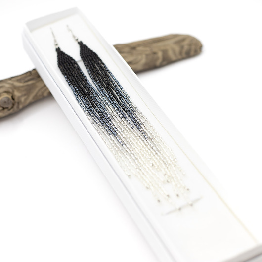 kolczyki szklane Długie kolczyki w kolorach: czarnym, srebrnym i białym