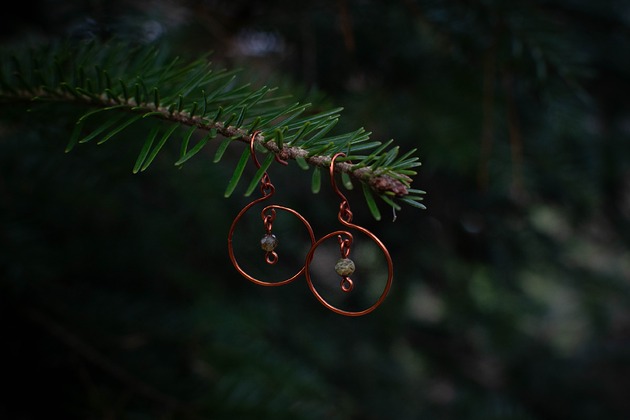 kolczyki wire wrapping Miedziane kolczyki z granatem zielonym
