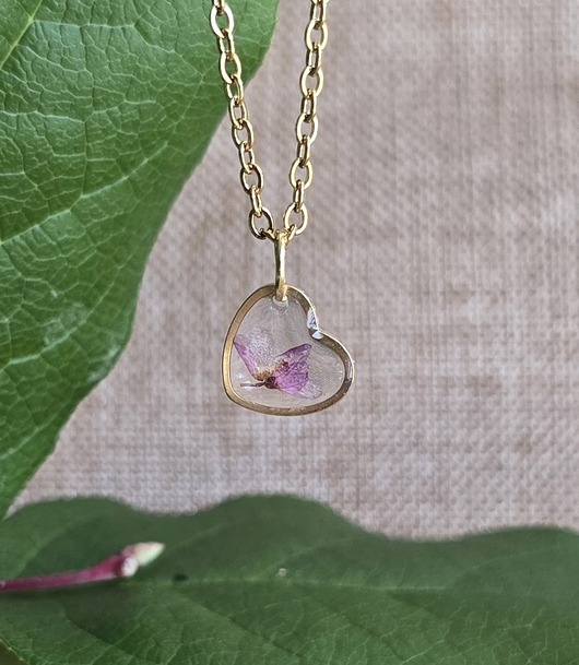 wisiory Mały wisiorek z różowym kwiatem prawdziwy kwiat serce