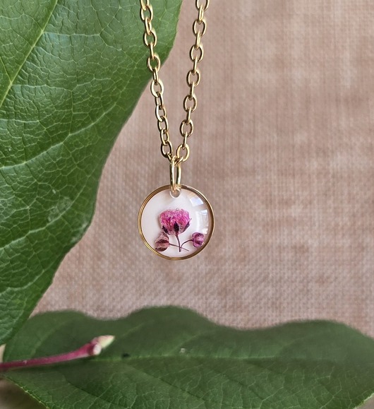 wisiory Mały wisiorek z różowymi kwiatami suszone kwiaty