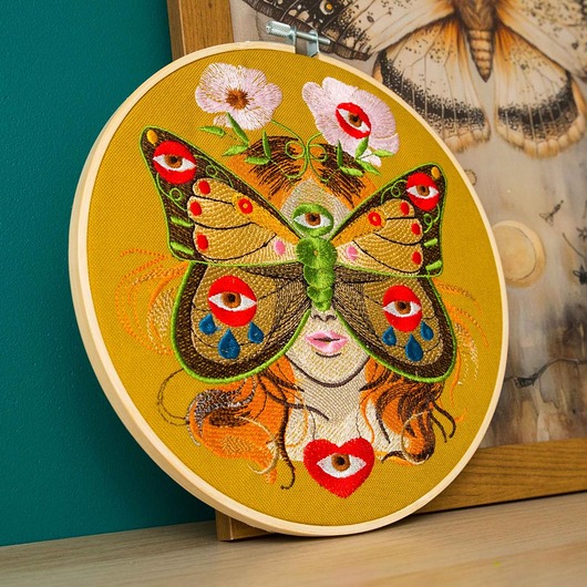 Ozdoby na ścianę Madame Butterfly curry, haft w tamborku 20 cm
