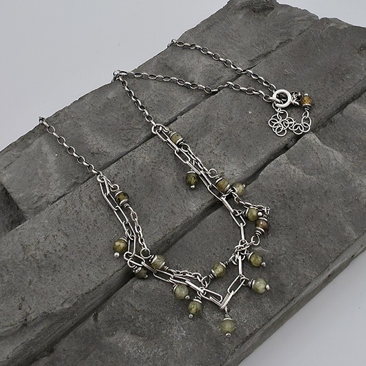 srebrne naszyjniki Zielony granat - delikatny naszyjnik