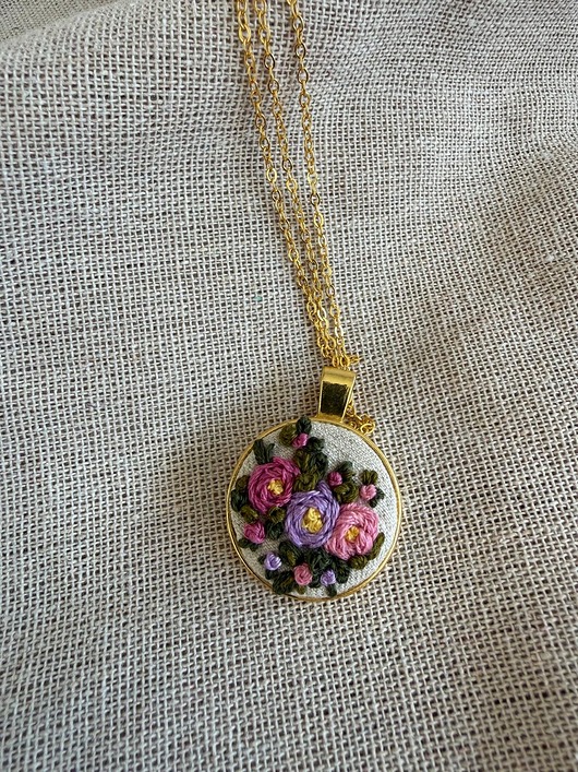 złote naszyjniki Ręcznie wyszywany naszyjnik "Różowe róże"