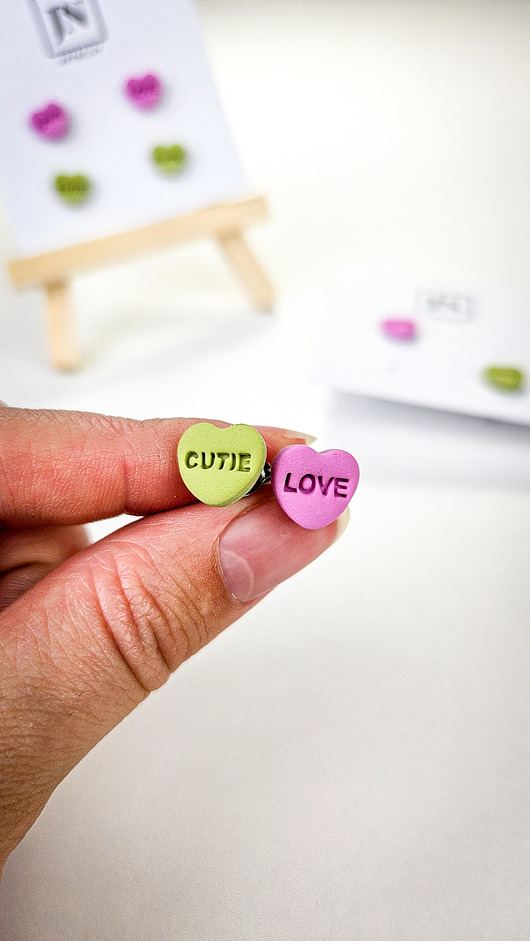 kolczyki z masy plastycznej Kolczyki serduszka z napisami zestaw 2 par