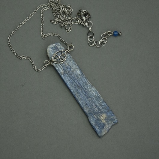 naszyjniki - inne Naszyjnik talizman surowy kyanit kianit wire wrapping