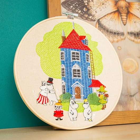 Ozdoby na ścianę Dolina Muminków na tle drzewa, haft w tamborku 20 cm