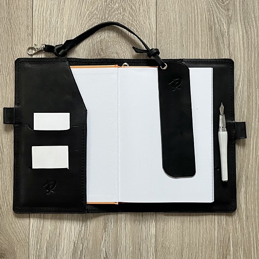 pokrowce i etui - różne Czarna okładka skórzana na zeszyt formatu A 5.