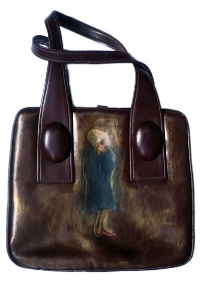 KOBIETA W CZERWONYCH BUTACH Recycling art