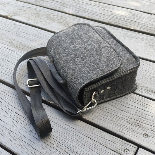 torebki mini Mała klasyczna torebka listonoszka filcowa z klapką - grafitowa