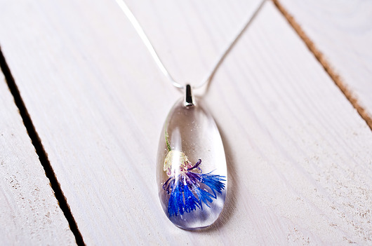 Naszyjnik z żywicy z chabrem So Jewelry