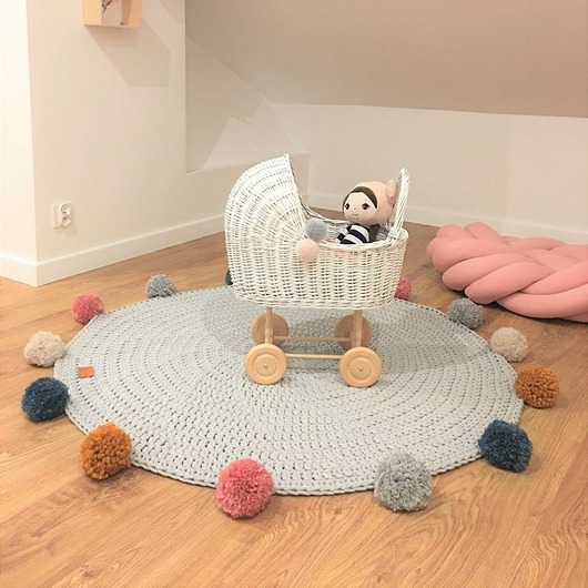 Dywan okrągły gładki szary tęczowe pompony Made of Weaves