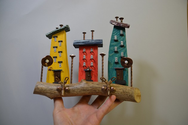 wieszaki Kolorowy drewniany wieszak na klucze z domkami