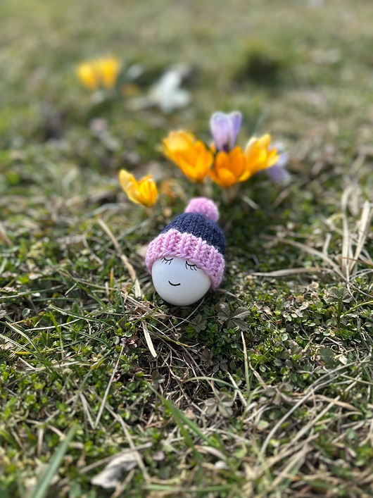 ozdoby wielkanocne Czapeczka z pomponem  na jajka wielkanocne  - 1 szt.