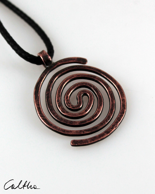 Spiralny zawijasy - miedziany wisior Caltha