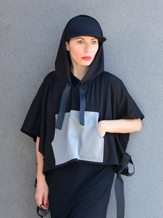 KRÓTKIE PONCZO Z KAPTUREM  by momo momo fashion