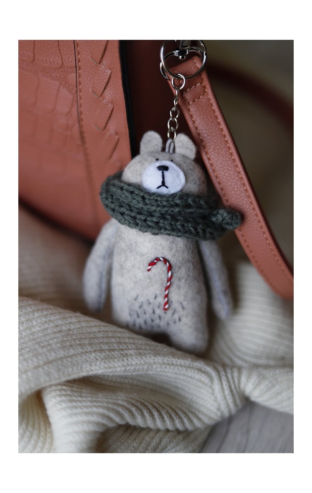 breloki Brelok miś z haftem i szalikiem