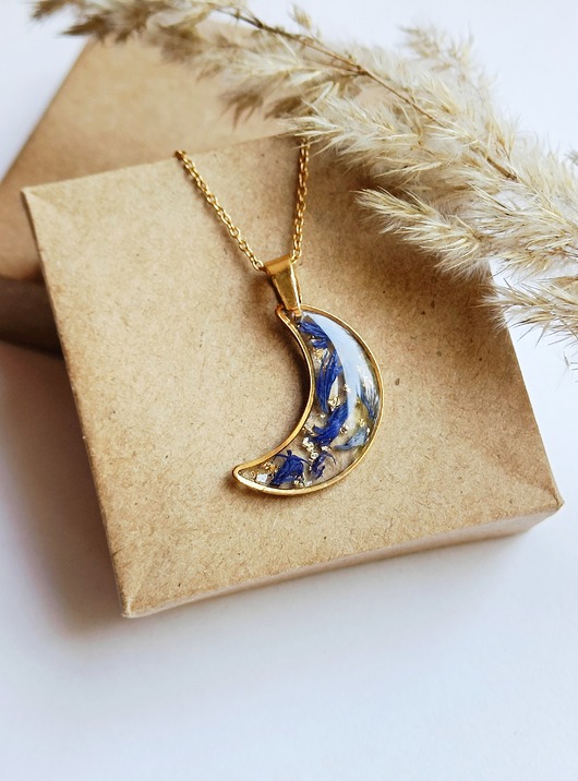 wisiory Naszyjnik wisiorek z żywicy z płatkami chabra