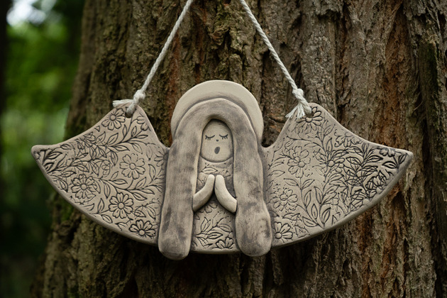 Ozdoby na ścianę Ceramiczny anioł z kwiatowym wzorem 