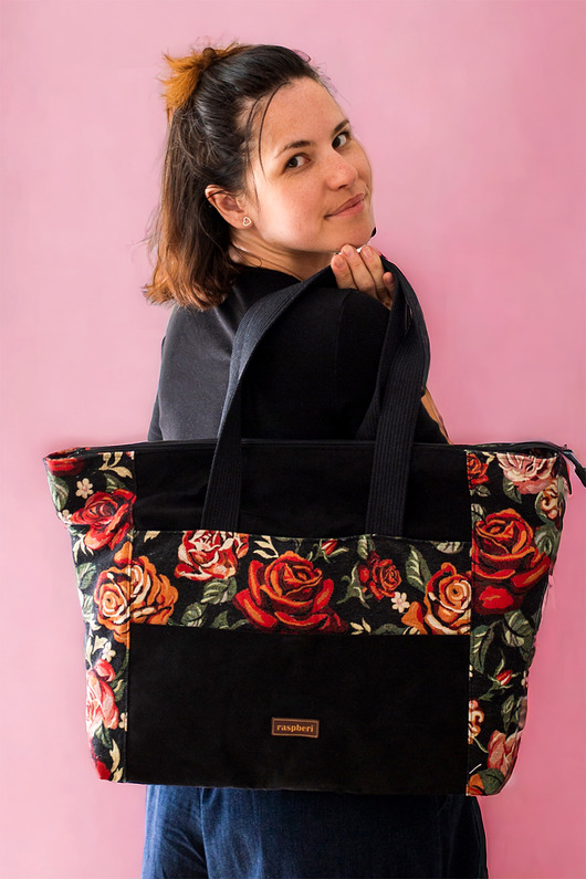 etui na laptopa Czarna duża torba na laptopa w kwiaty