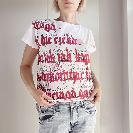t-shirt damskie Kaligrafia czerwona fullprint Biały Oversize