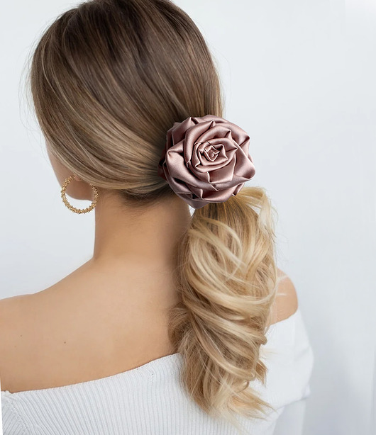 gumki do włosów Pudrowo różowa, jedwabna róża na miniscrunchie