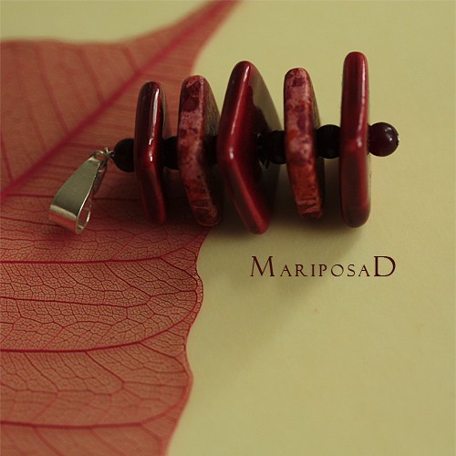 Ceramika w czerwieni - wisior Mariposad