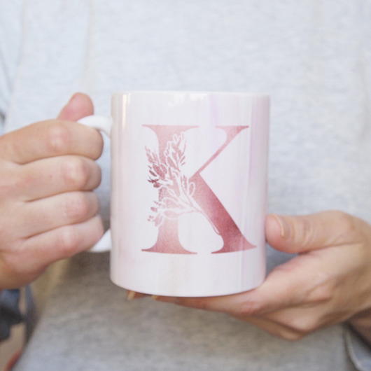 Różowy akwarelkowy piwonia z literką Kubek ONE MUG A DAY