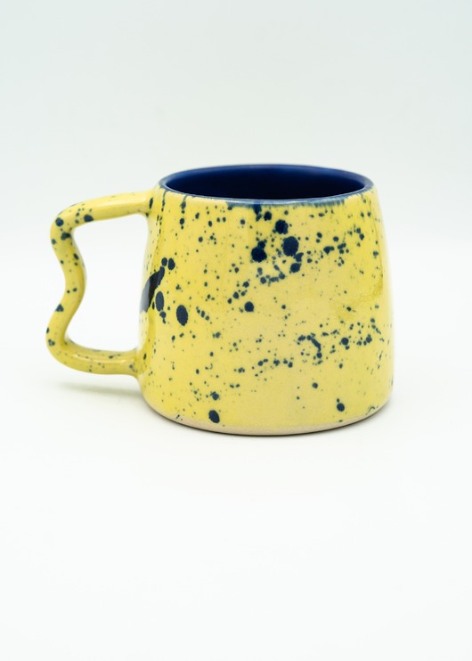 kubki Żółty ceramiczny kubek z falistym uszkiem