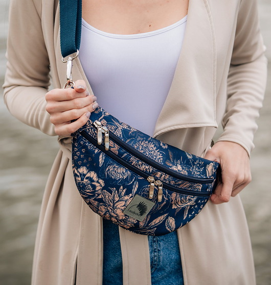 saszetka nerka Nerka z wodoodpornego, drukowanego poliestru, kwiaty na granacie