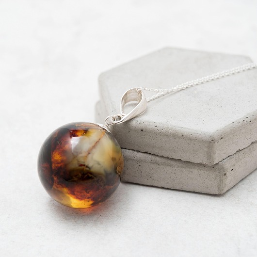wisiory Okrągły wisiorek z czarnym bursztynem i srebrem - Kula bursztynowa - Zawieszka