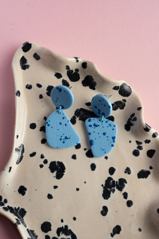 kolczyki z masy plastycznej Asymetryczne sztyfty w abstrakcyjny wzorek