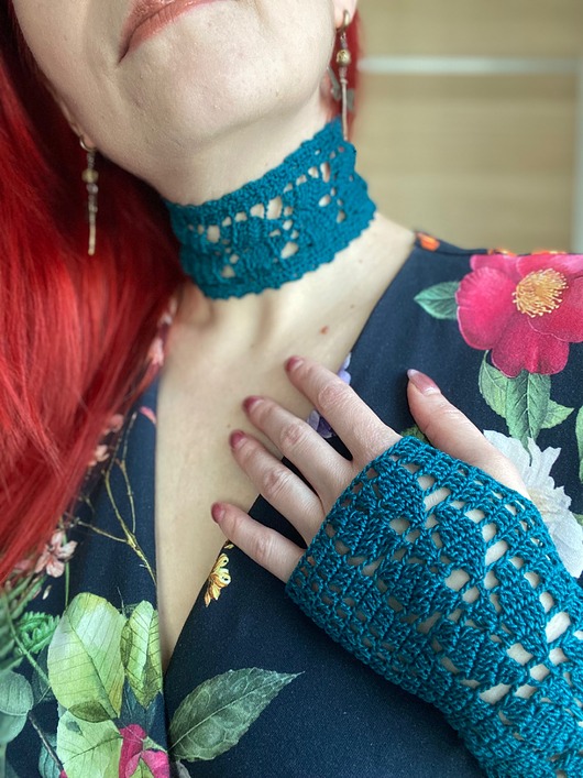 chokery Prześliczny koronkowy leśny choker motyw listków