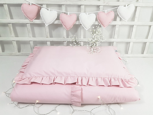 Pościel dziecięca pudrowy róż z falbanką Love White