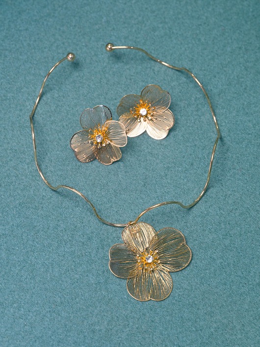 komplet biżuterii Komplet, kolczyki, kolia - duże złote kwiaty z cyrkoniami