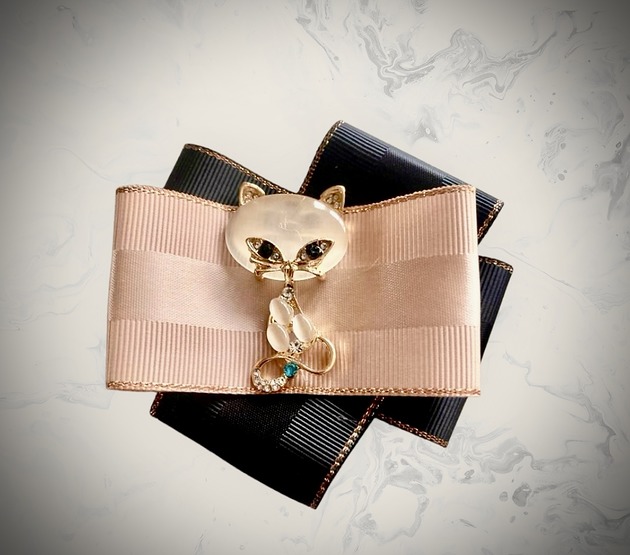 broszki Broszka na tasiemce Wyjątkowy prezent z biżuteryjnym kotkiem