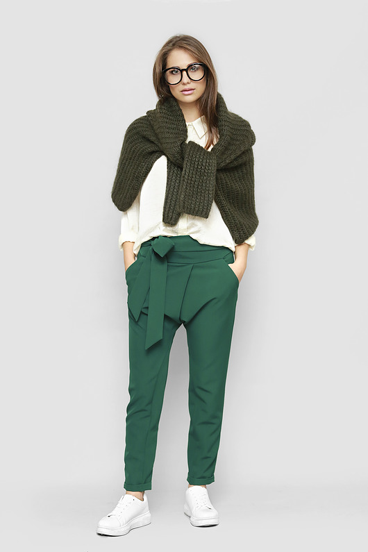 spodnie materiałowe damskie Kopertowe spodnie Dagna w butelkowej zieleni