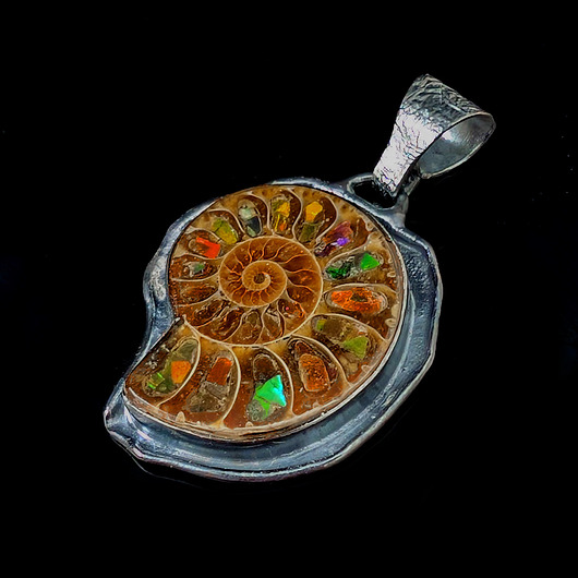 wisiory Amonit z tęczą w komorach