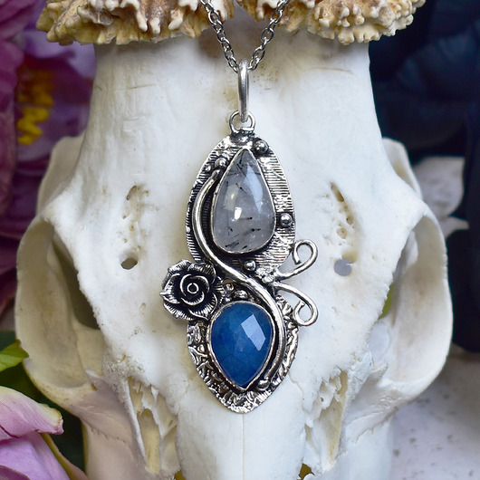 wisiory Miedziany posrebrzany wisiorek z różą, kwarcem z rutylem i szafirem