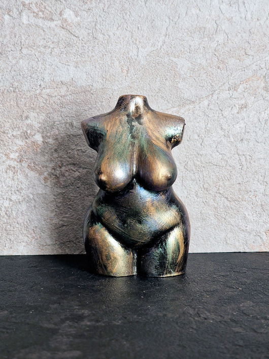 figurki i rzeźby Rzeźba kobieta w barwach ochronnych wys. 8,8 cm