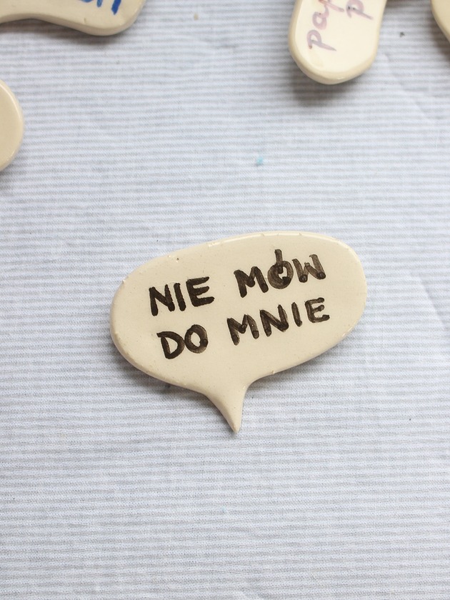 broszki Broszka ceramiczna z napisem NIE MÓW DO MNIE