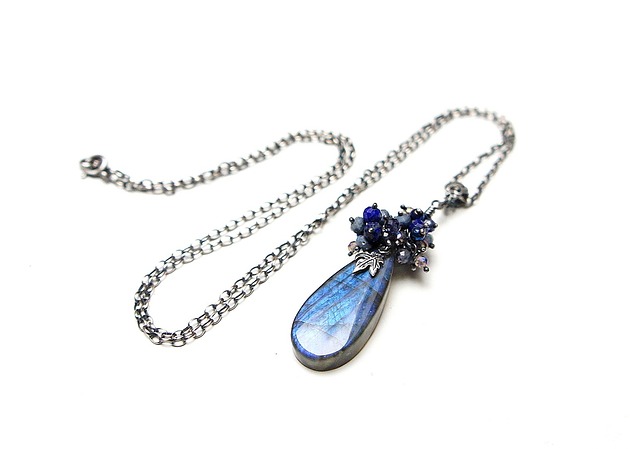 wisiory Mroczne sekrety vol. 8 naszyjnik