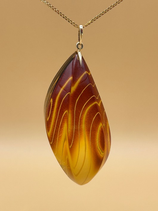 wisiory Wisiorek z naturalnego ręcznie rzeźbionego bursztynu