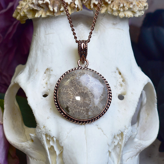 wisiory Miedziany wisiorek ze skamieliną koralowca w prostej ozdobnej oprawie