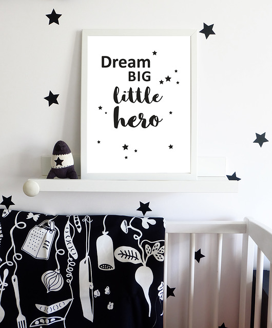 Plakat DREAM BIG LITTLE HERO biały 30 x 40 cm loonybin