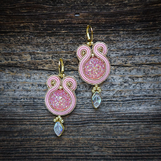 Biżuteria ślubna Migoczące kolczyki soutache- pudrowy róż