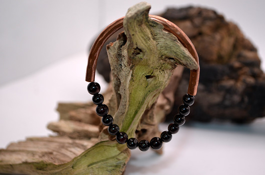 bransoletki - inne Bransoletka miedziana handmade z koralikami: granat kulka
