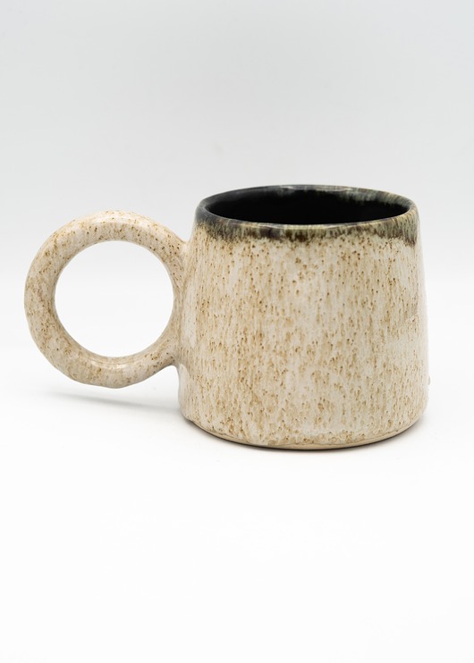 kubki Beżowy ceramiczny kubek z okrągłym uszkiem