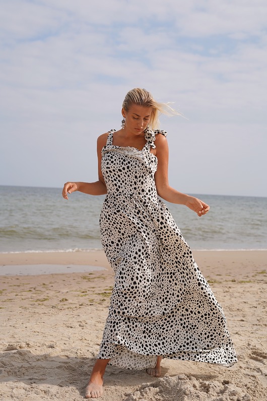 sukienki maxi damskie CS -  lniana sukienka  maxi w cętki wiązana na grube ramiączka.