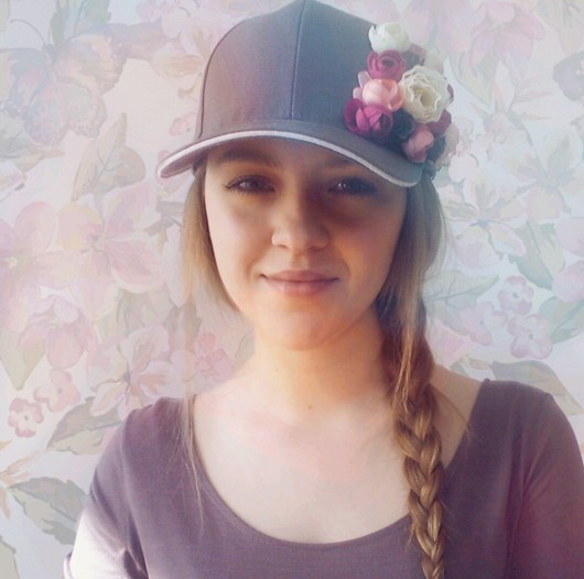 Czapka z daszkiem/róże/czapka z kwiatami/wiosna Olga POKRYWKA